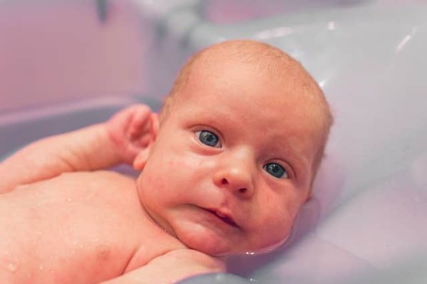 Soulager les coliques : Guide complet sur les causes et solutions pour adultes et nourrissons