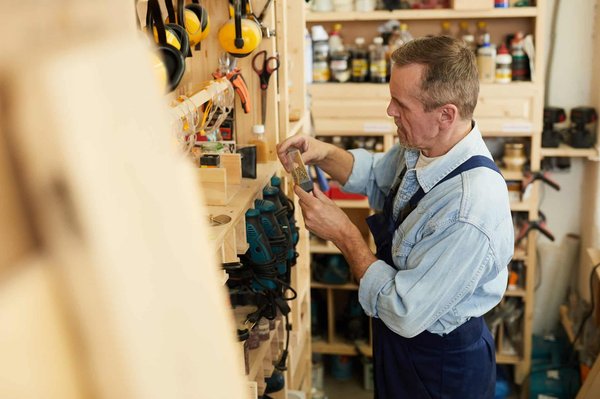 Quelles activités artistiques sont recommandées pour les seniors souhaitant améliorer leur coordination et leur concentration ?